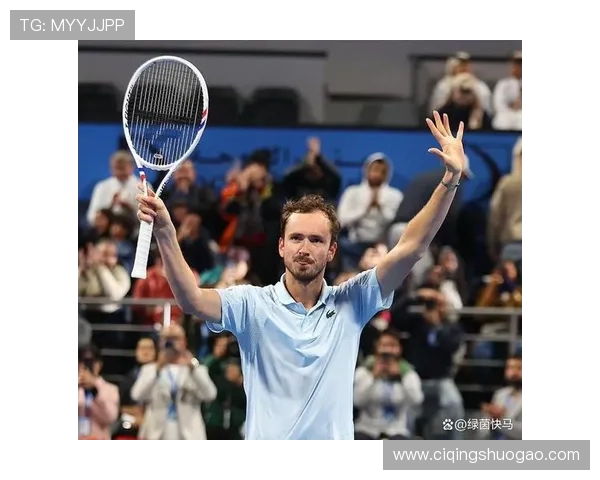 梅德韦杰夫力克西西帕斯夺得2025年东京网球公开赛男子单打冠军
